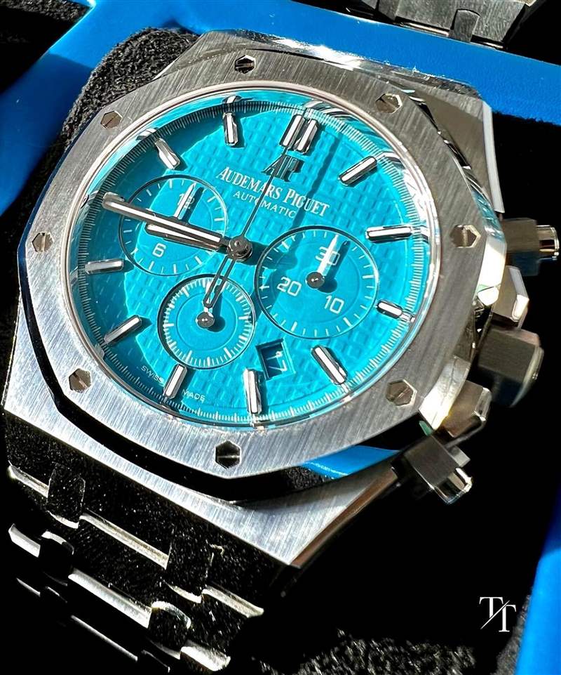 從面盤格局可以看出手表搭載的是RO系列計時碼表較傳統的2385機芯,一樣的功能換成TIFFANY藍面讓人感到耳目一新。 (Source:timeandtonic) 比PPxTIFFANY 5711更稀有!AP皇家橡樹綠松隱藏版手表全球限量5只-復刻表