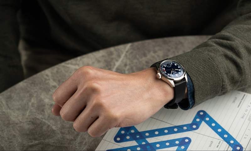 這款實(shí)用經(jīng)典，藏著讓人會(huì)心一笑的趣味｜Oris Big Crown Calibre 403指針式日歷表-復(fù)刻表