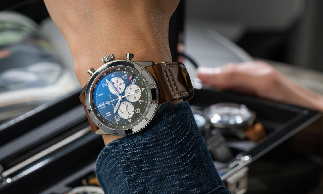 立志飛翔的魅力百年靈就是知道｜Super AVI航空計(jì)時碼表戰(zhàn)機(jī)特別版-復(fù)刻表