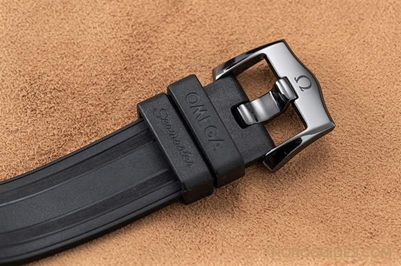 一身黑也要有層次|歐米茄陶瓷黑海馬Seamaster Diver 300M Black Black-復刻表