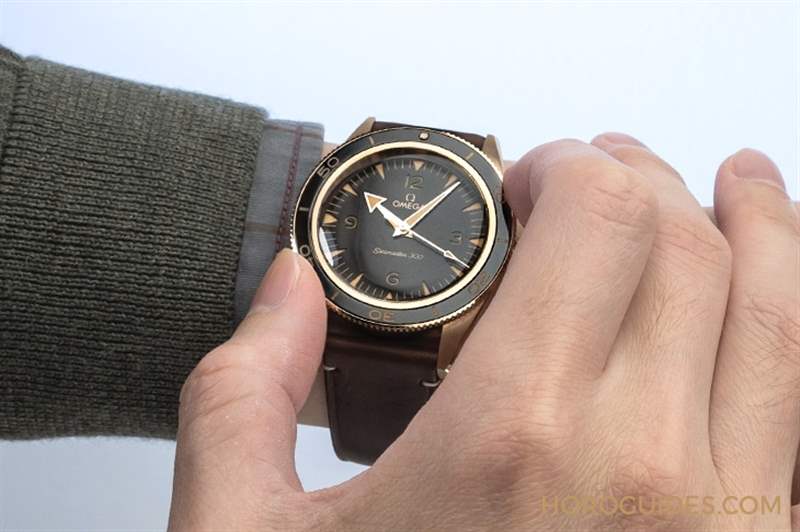 歐米茄第一只青銅表！Seamaster 300 Bronze Gold專利青銅金-復(fù)刻表