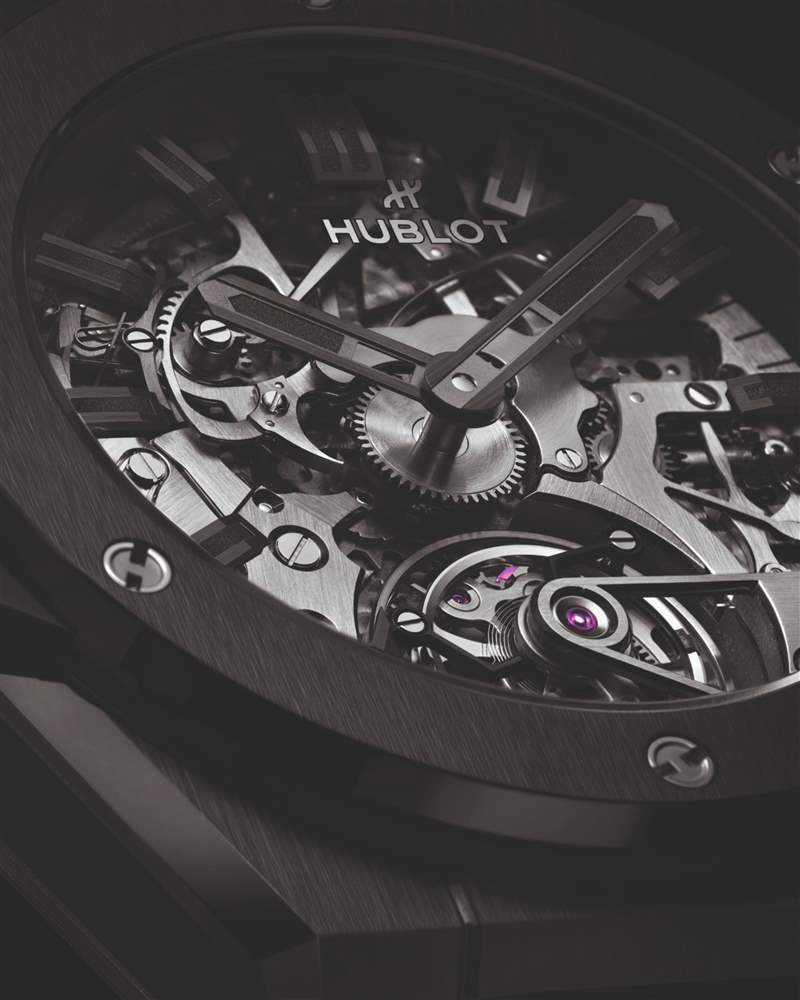HUBLOT宇舶極致工藝表現(xiàn)一體式陶瓷陀飛輪三問腕表技術(shù)要求極高-復(fù)刻表