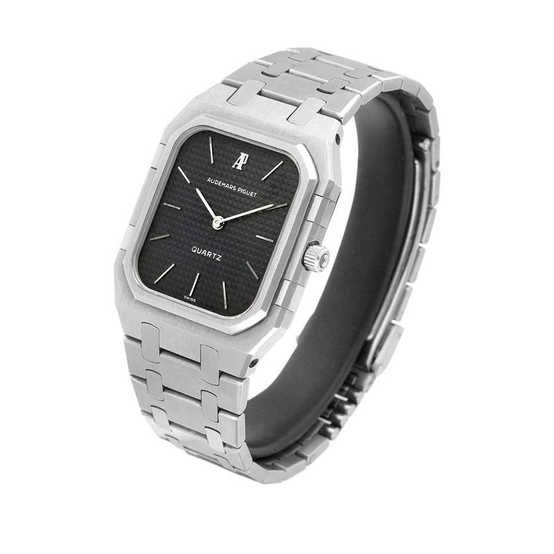 AP 愛彼曾在1978年時(shí)打造出一款皇家橡樹的子系列產(chǎn)品,表款除了換上石英機(jī)芯,外觀造型也與傳統(tǒng)的RO有所出入。 (Source:sothebys) AP皇家橡樹手表竟有不同形狀長方形表殼太奇特生產(chǎn)10年遭叫停-復(fù)刻表