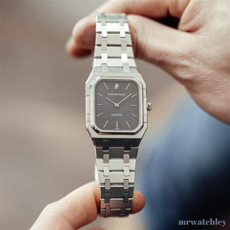 AP皇家橡樹手表竟有不同形狀長方形表殼太奇特生產(chǎn)10年遭叫停-復(fù)刻表