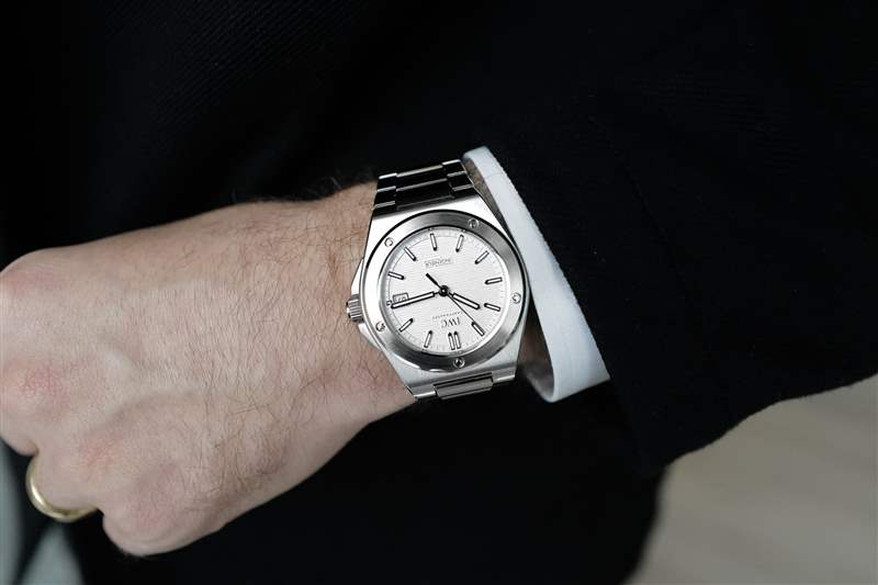 推出全新萬國工程師自動腕表40-復(fù)刻表