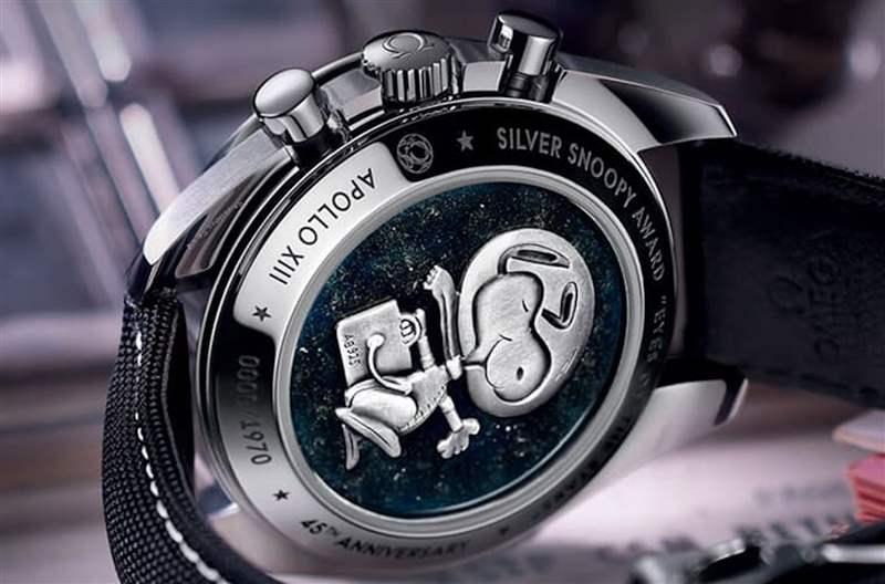 手錶底蓋刻上立體的銀史努比獎章,具體而微地展現手錶創作的淵源。(OMEGA) OMEGA|第2代超霸史努比登月手表最新行情限量1970只升幅達450%-復刻表