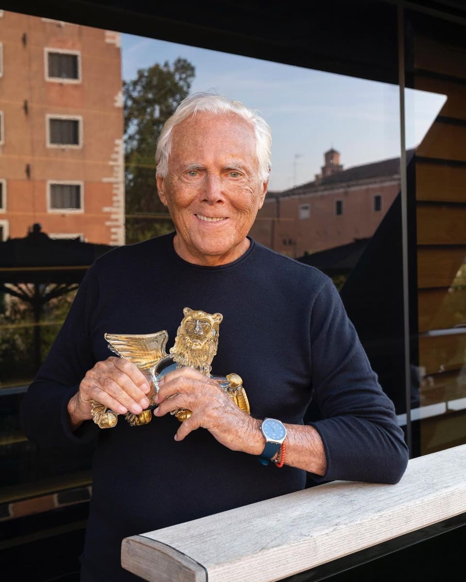 時尚大師Armani亞曼尼獲頒金獅獎帶了一支簡潔俐落價格不貴的表-復刻表